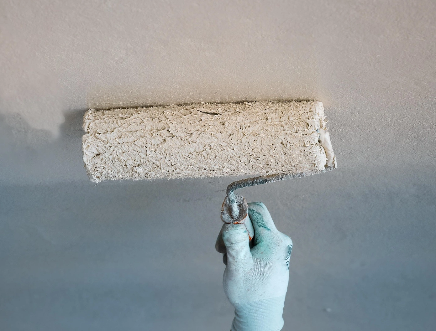 Painter painting wall Painting a wall by a professional<br />